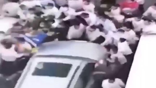 مدير شركة في الكويت يدهس موظفيه