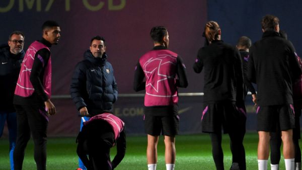 تشافي يقود برشلونة في أول مباراة له في دوري أبطال أوروبا اليوم