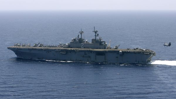 البنتاغون: اقتراب مروحية إيرانية من حاملة طائرات أمريكية في خليج عمان
