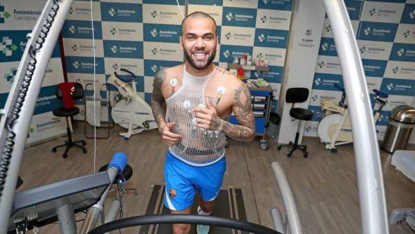 داني ألفيش يخضع للفحص الطبي (المصدر: برشلونة)