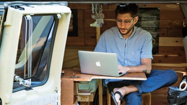  الصحافي الأميركي داني فينستر