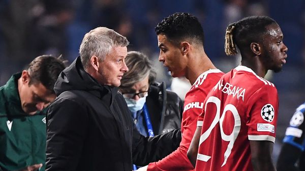 رونالدو (يمين) يتحدث إلى سولشاير خلال مباراة مانشستر يونايتد وأتالانتا