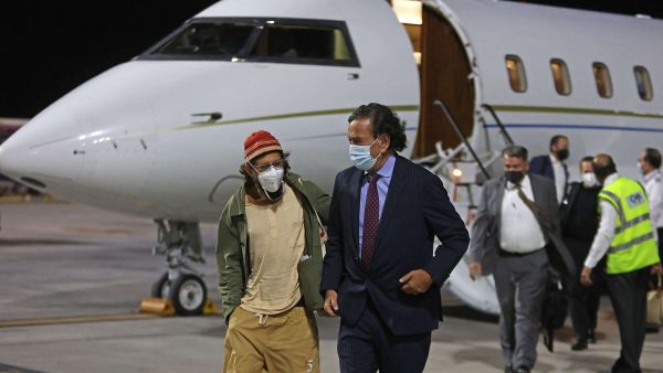 صحافي أمريكي مُفرج عنه في ميانمار يصل للدوحة