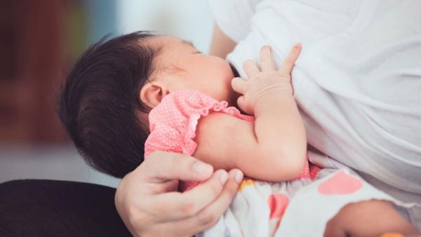 هل يستطيع حليب الأم علاج الاكزيما لدى حديث الولادة؟