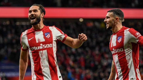 فيليبي (يسار) يحتفل بهدفه