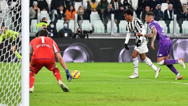 كوادرادو (وسط) قبل تسجيل هدف انتصار يوفنتوس