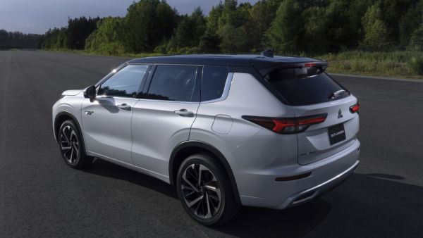 ميتسوبيشي تكشف عن الفئة الهجينة من أوتلاندر 2022 الجديدة 