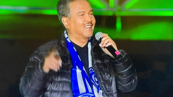 بالفيديو: محمد عبده يقلد رقصة مايكل جاكسون في احتفالية الهلال في البوليفارد