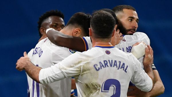 بنزيمة (يمين) يقود هجوم ريال مدريد اليوم أمام غرناطة