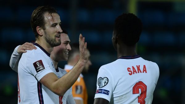 كين (يسار) يسجل سوبر هاتريك