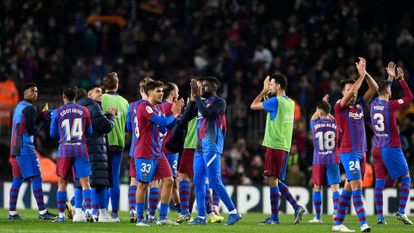 لاعبو برشلونة يحيون الجماهير بعد نهاية اللقاء