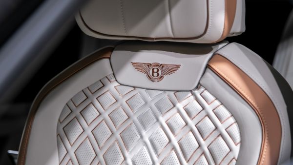 بنتلي تزيح الستار بشكل رسمي عن فلاينج سبر مولينار وعن فئة Hybrid الهجينة