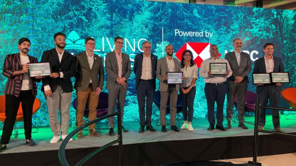 خلال الحدث 3 شركات إماراتية تفوز بالجائزة الأولى في برنامج "Living Business" من HSBC