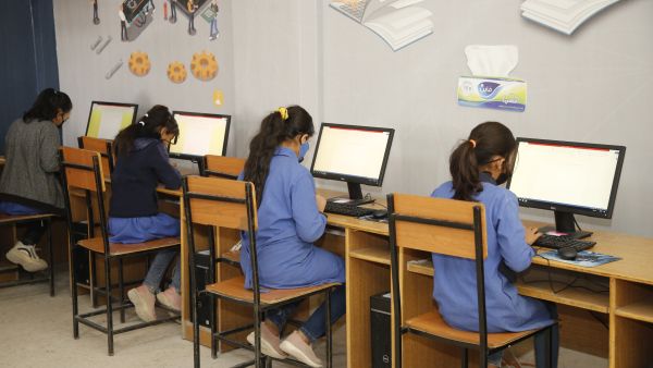 مجموعة فاين الصحية القابضة تحدّث مختبر الحاسوب في مدرسة ارينبة الشرقية للبنات