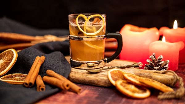 وصفات خريفية: عصير التفاح الدافئ بالكرانبيري