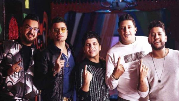 من بينهم شاكوش وبيكا..هاني شاكر يمنع 19 مطربًا شعبيًا من الغناء في مصر