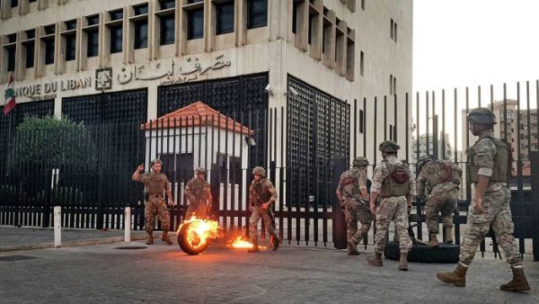 Soldiers outside the Lebanese Central Bank