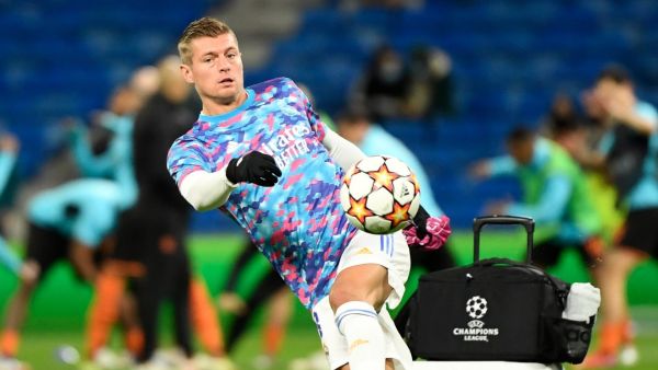 Real Madrid's German midfielder Toni Kroos warms up before the start of the UEFA Champions League first round group D football match between Real Madrid CF and Shakhtar Donetsk at the Santiago Bernabeu stadium in Madrid on November 3, 2021. (Photo by PIERRE-PHILIPPE MARCOU / AFP)