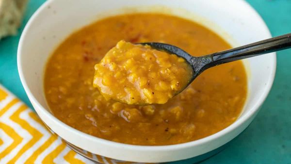 وصفات خريفية: شوربة العدس الأحمر واليقطين