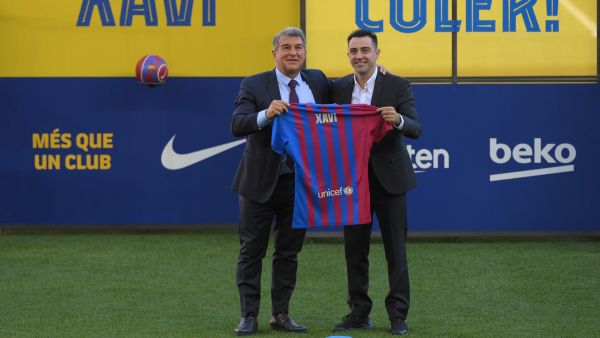 تشافي وجوان لابورتا خلال حفل التقديم الرسمي