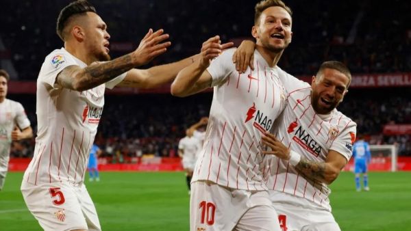 راكيتيتش (وسط) يحتفل بهدفه (المصدر: sportsfinding.com)