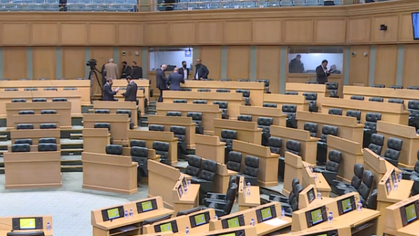 قال النائب المحامي صالح العرموطي: "إذا ما بغادروا أنا بغادر".