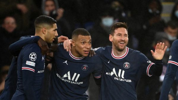 كيليان مبابي (وسط) أبرز الغائبين عن باريس سان جيرمان لتراكم البطاقات الصفراء