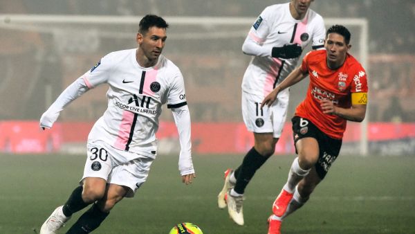 ليونيل ميسي (يسار) خلال المباراة