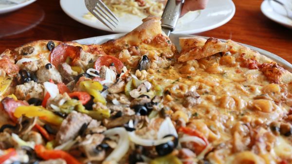 بيتزا الخضار السريعة لسهرة الكريسماس