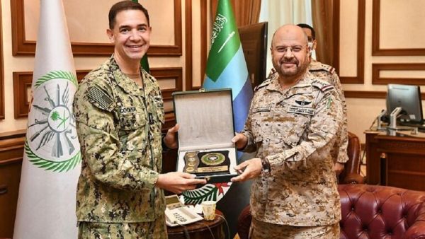 رئيس هيئة الأركان العامة السعودي وقائد القوات البحرية المركزية الأمريكية