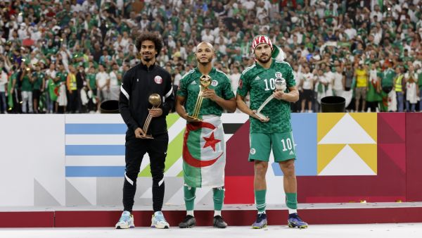 بلايلي (يمين) وبراهيمي (وسط) وعفيف (يسار)