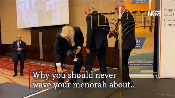 جونسون يلملم قطع الهدية المبعثرة