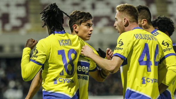 لاعبو يوفنتوس يحتفلون بالهدف الأول