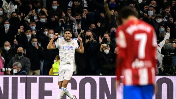 آسينسيو (يسار) يحتفل بهدفه وسط خيبة أمل جواو فيليكس (يمين)