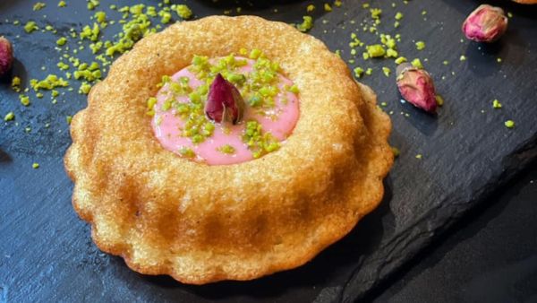 كيكة الفانيلا بماء الورد والهيل 