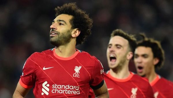 صلاح (يسار) يقود ليفربول لانتصار جديد (المصدر: حساب ليفربول على تويتر)