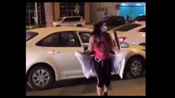 فتاة ترقص في الشارع العام في الرياض 