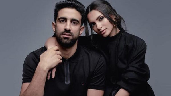 الفنانة كارمن سليمان وزوجها مصطفى