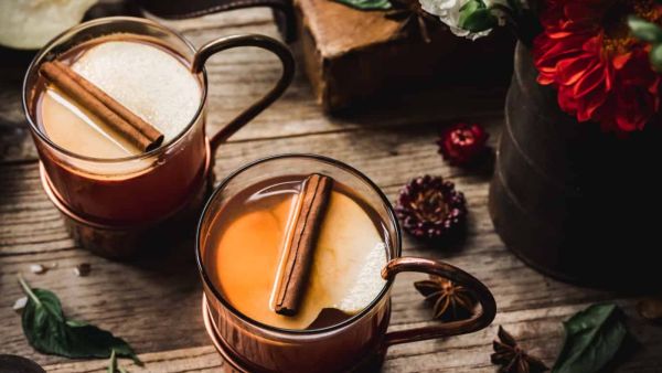 وصفات احتفالية: شراب التفاح بالقرفة الساخن