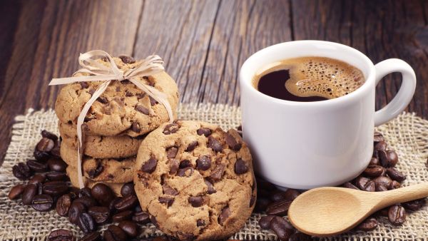 أطباق احتفالية: كوكيز بنكهة الهيل والإسبريسو