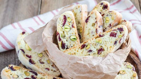 أطباق احتفالية: بيسكوتي التوت البري والفستق 