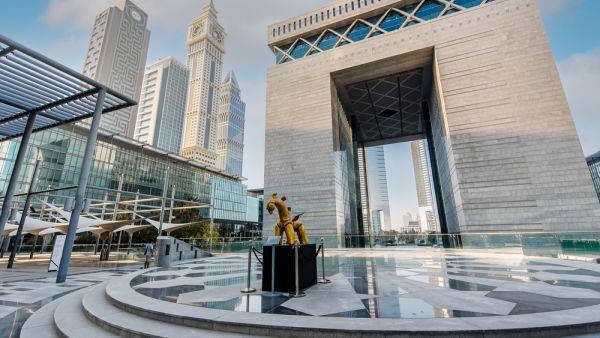 أعلن سوق دبي المالي تمديد ساعات التداول الجديدة والتي تدخل حيز التنفيذ يوم الإثنين الموافق 3 يناير 2022، حيث ستصبح جلسة التداول اليومية لخمس ساعات بين العاشرة صباحاً والثالثة من بعد الظهر سوق دبي يمدد ساعات التداول مطلع 2022