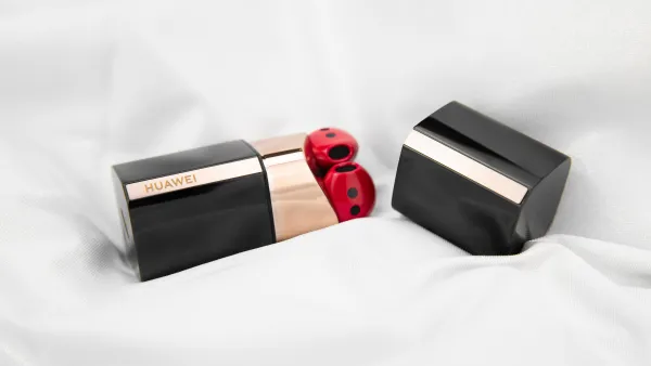 سماعات HUAWEI FreeBuds Lipstick ترتقي بالمعايير بفضل تصميمها الرائع وجودة صوتها المذهلة الطلب المسبق يبدأ اليوم!