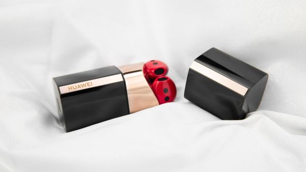 سماعات HUAWEI FreeBuds Lipstick ترتقي بالمعايير بفضل تصميمها الرائع وجودة صوتها المذهلة الطلب المسبق يبدأ اليوم!