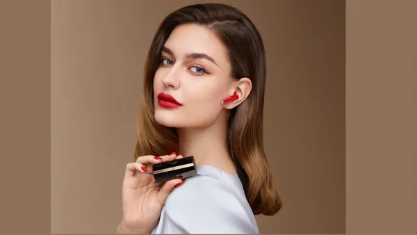 هواوي تطلق سماعات HUAWEI FreeBuds Lipstick العصرية والجديدة في المملكة العربية السعودية السماعات الأولى بتصميم مفتوح المستوحاة من أحمر الشفاه تتمتع بخاصية إلغاء الضجيج النشطة وجودة صوت متوفرة في المتاجر ابتداء من اليوم