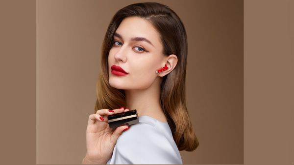 هواوي تطلق سماعات HUAWEI FreeBuds Lipstick العصرية والجديدة في المملكة العربية السعودية السماعات الأولى بتصميم مفتوح المستوحاة من أحمر الشفاه تتمتع بخاصية إلغاء الضجيج النشطة وجودة صوت متوفرة في المتاجر ابتداء من اليوم
