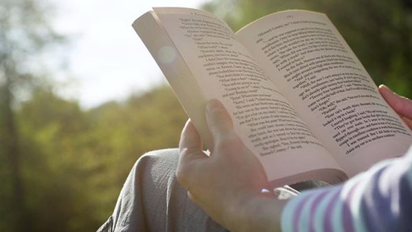 أفضل 5 كتب لعيش حياة أكثر سعادة وتوازناً في عام 2022