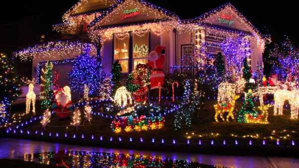 New York family hits world record with 601,736 Christmas lights