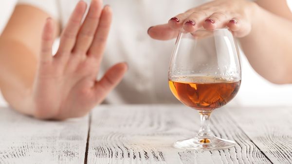 كيف يمكن التحكم في الرغبة الشديدة في شرب الكحول ؟