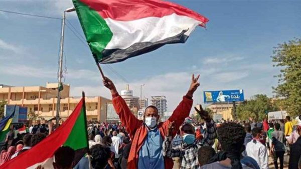  الاف المتحتجين  توجهو الى بوابات القصر الجمهوري 